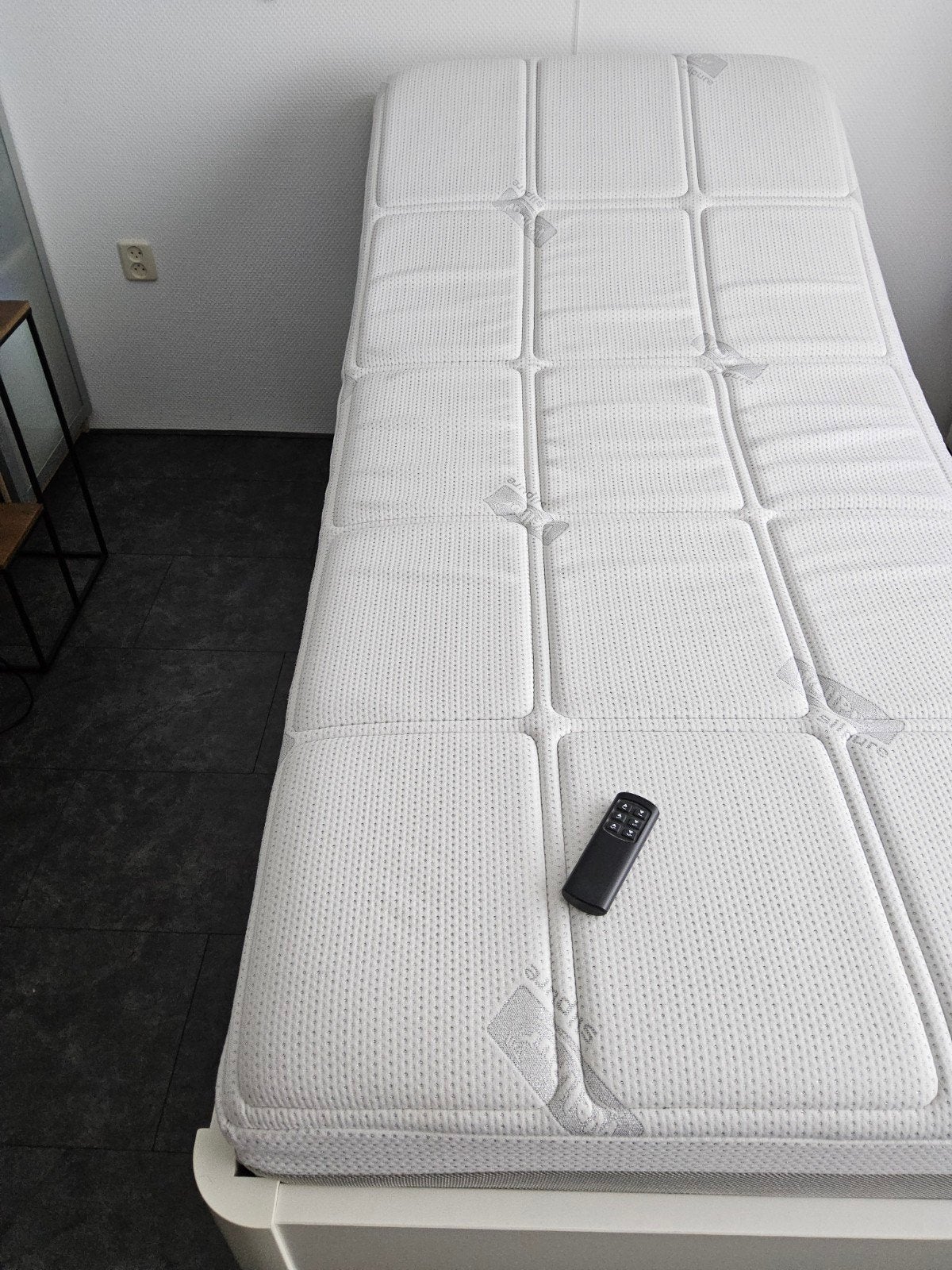 Bed met elektrisch verstelbaar bedbodem+afstandsbediening, Huis en Inrichting, Slaapkamer | Bedden, Ophalen, Verstelbaar, 90 cm