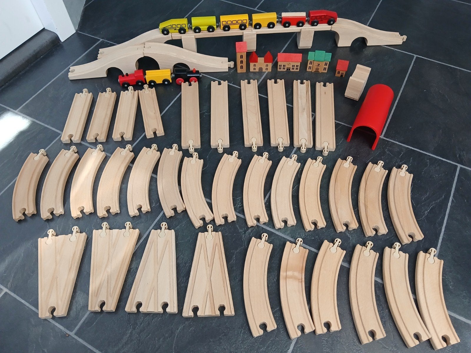 Grote houten treinbaan set met treinen en huisjes, Ophalen, Gebruikt, Rij- of Hobbelspeelgoed