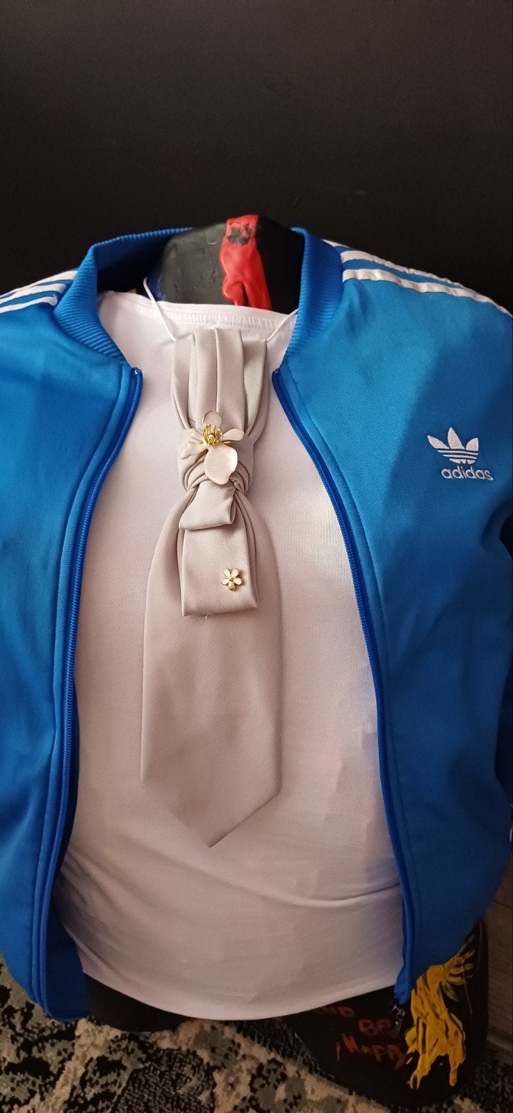 Grijze stropdas met bloemdetails, Sieraden, Tassen en Uiterlijk, Kettingen, Ophalen of Verzenden, Zo goed als nieuw, Grijs