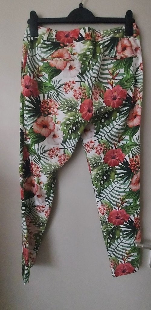 Zomerse bloemenprint broek van BThree - Maat 36 (S), Bthree, Meerkleurig, Ophalen of Verzenden, Zo goed als nieuw