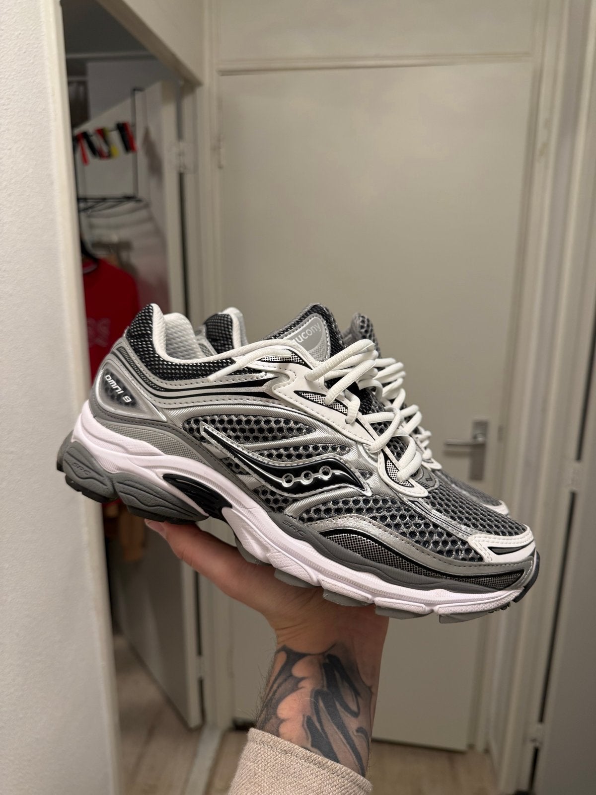 Saucony Progrid Omni 9 “Microchip” EU42, Overige kleuren, Nieuw, Ophalen of Verzenden, Sneakers of Gympen