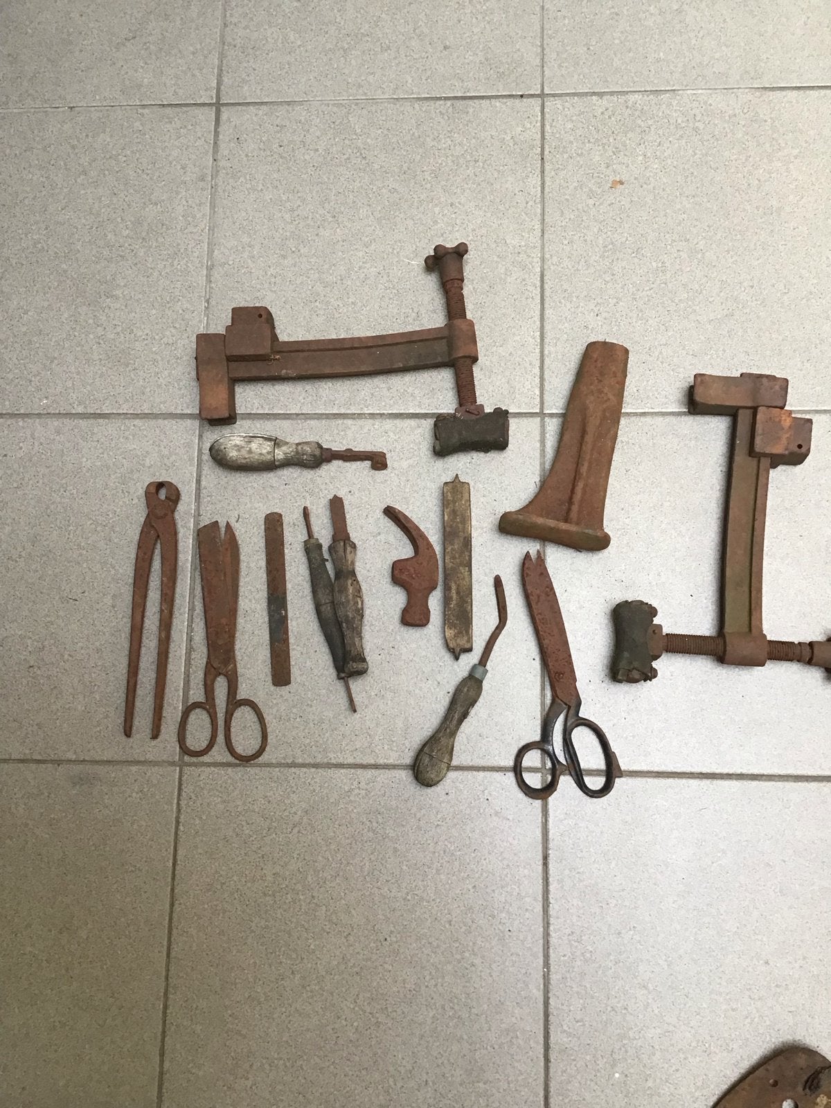 Antiek schoenmakersgereedschap, Ophalen