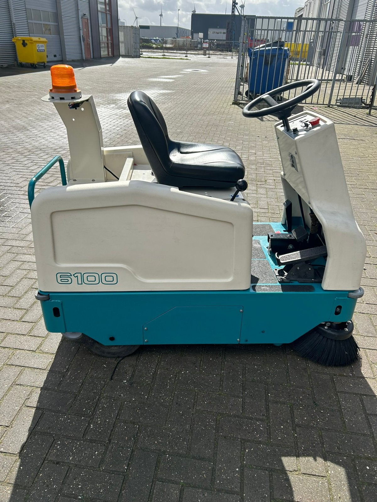 Foto 4 van Veegmachine Tennant 6100. Nieuwe accus