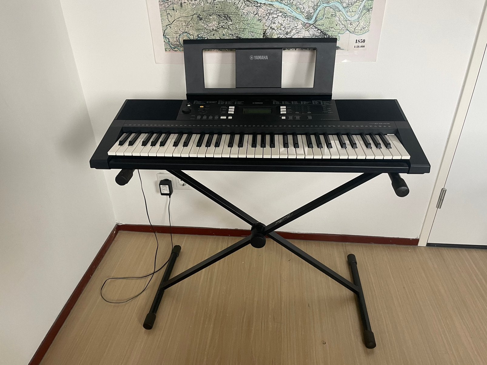 Yamaha keyboard + standaard + hoes, Ophalen, Zo goed als nieuw, 61 toetsen, Yamaha