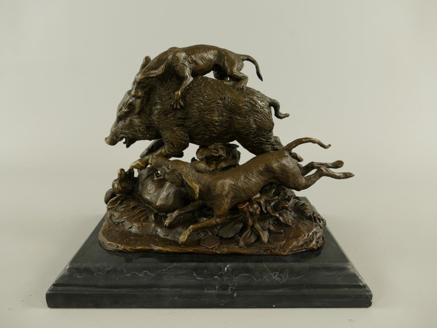 Bronzen beeld: Wild zwijn met honden op marmeren voet, Antiek en Kunst, Verzenden, Brons