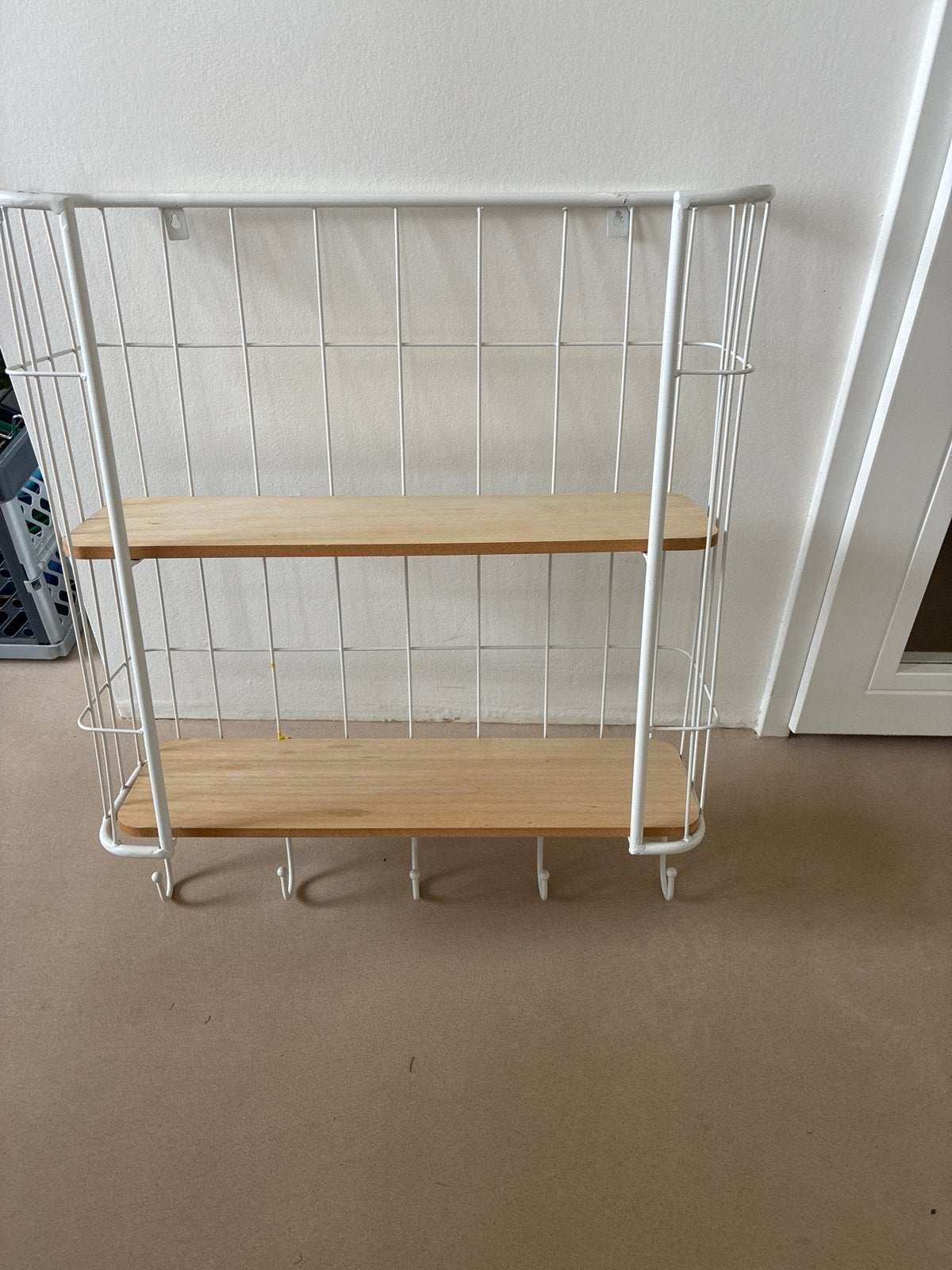 Wandrek met houten planken en haken, Ophalen, Gebruikt