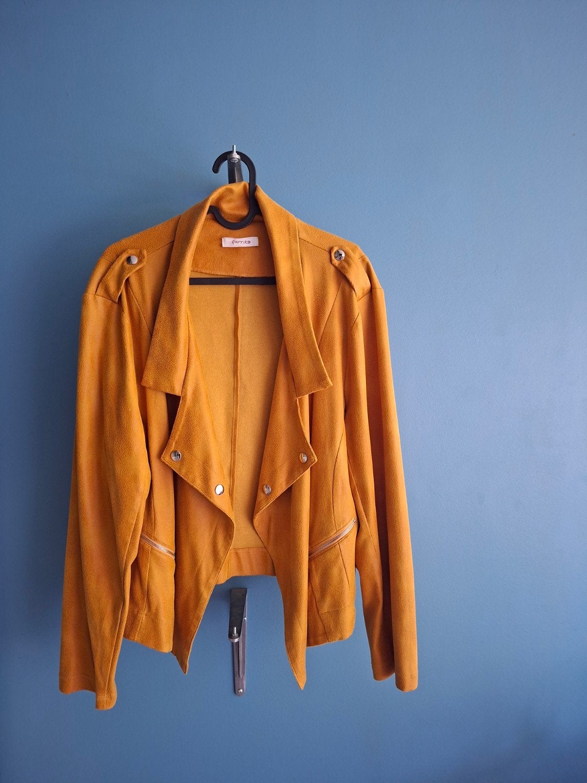 Leuk suede look okergeel jasje. Paprika XL, Kleding | Dames, Ophalen of Verzenden, Zo goed als nieuw, Maat 46/48 (XL) of groter