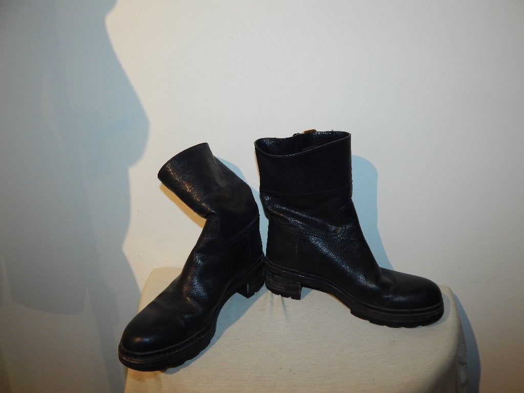 Prada zwarte half hoge laarzen gouden gespen stoer 36.5/37, Kleding | Dames, Schoenen, Prada, Verzenden, Zwart, Lage of Enkellaarzen