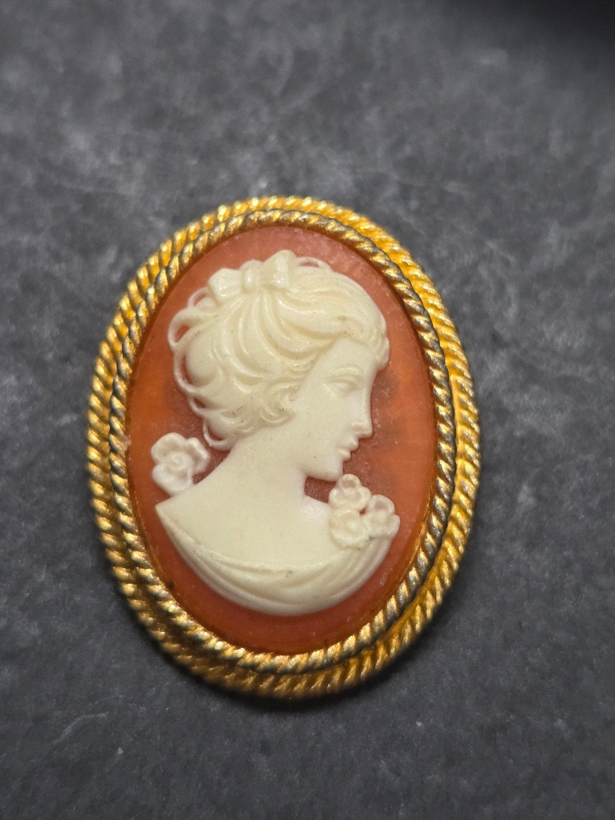 Vintage Camee Broche - Elegante Damesportret, Overige materialen, 4 tot 7 cm, Gebruikt, Ophalen of Verzenden