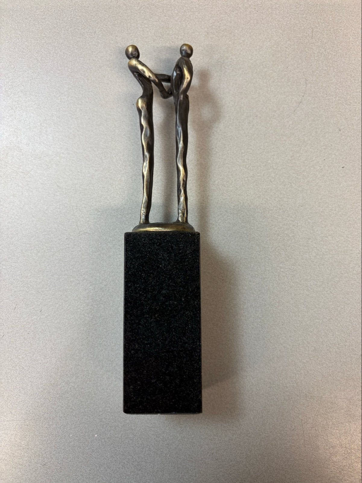 Verbronsde sculptuur 'Dank' van Corry Ammerlaan-van Niekerk, Groep mensen, Minder dan 20 cm, Ophalen of Verzenden, Brons