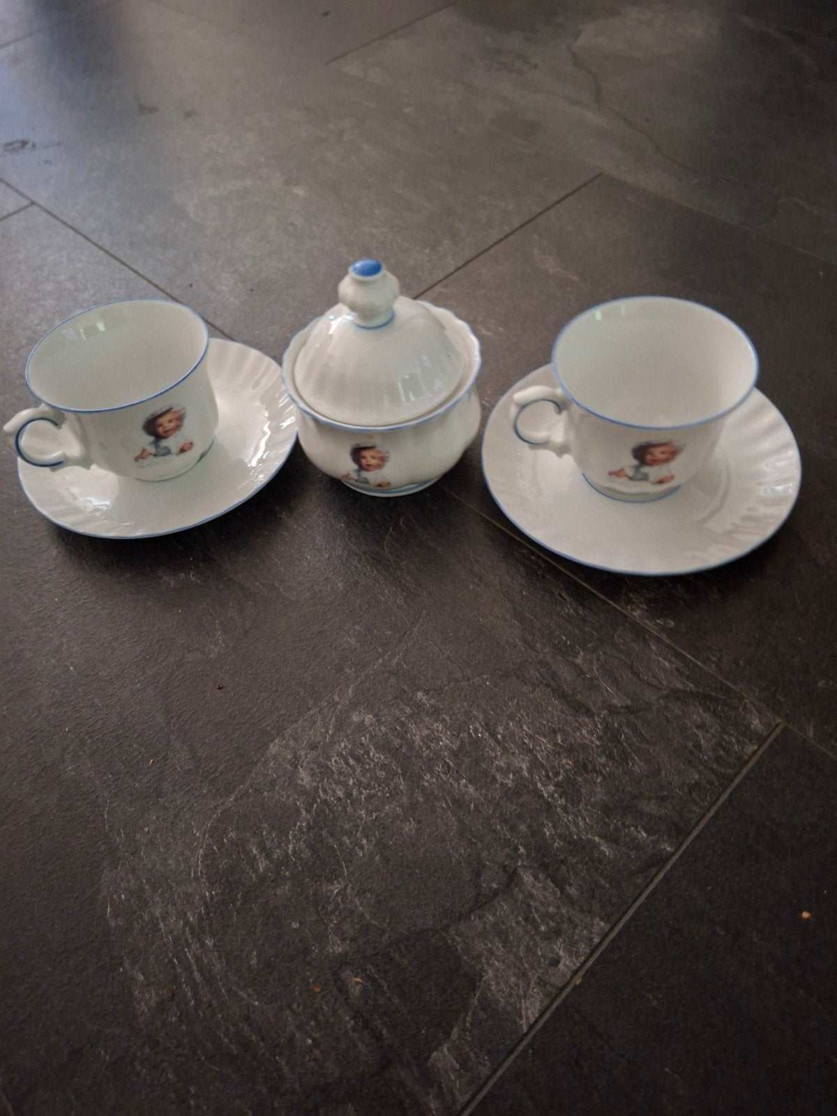 2 mooie  kopjes met schotels en suiker potje, Ophalen of Verzenden