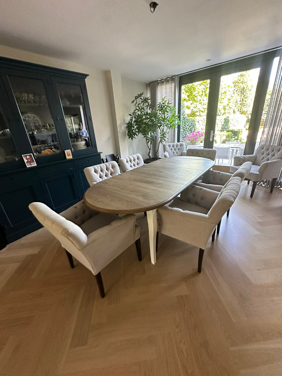 Eikenhouten eettafel met 8 gestoffeerde beige stoelen., Ophalen, Gebruikt, 200 cm of meer, 50 tot 100 cm