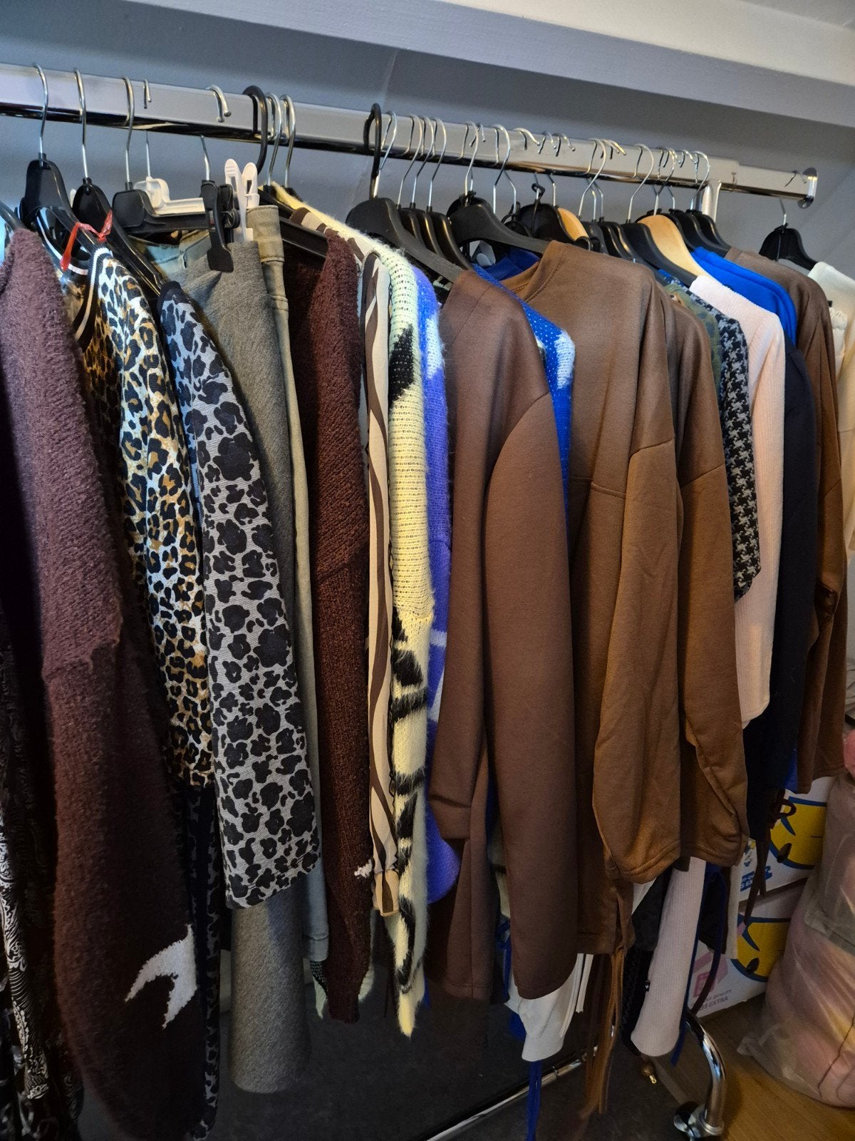 nieuwe kleding kaartjes hangen er aan in een koop winter  ij, Ophalen, Nieuw