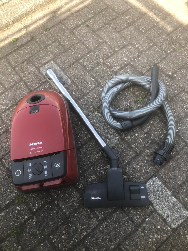 Miele stofzuiger 1800 wat, Witgoed en Apparatuur, Stofzuigers, Ophalen of Verzenden, Zo goed als nieuw, 1200 tot 1600 watt