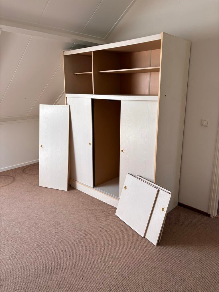 Witte kledingkast met schuifdeuren en planken, Huis en Inrichting, Kasten | Kledingkasten, Gebruikt, 150 tot 200 cm, 50 tot 75 cm