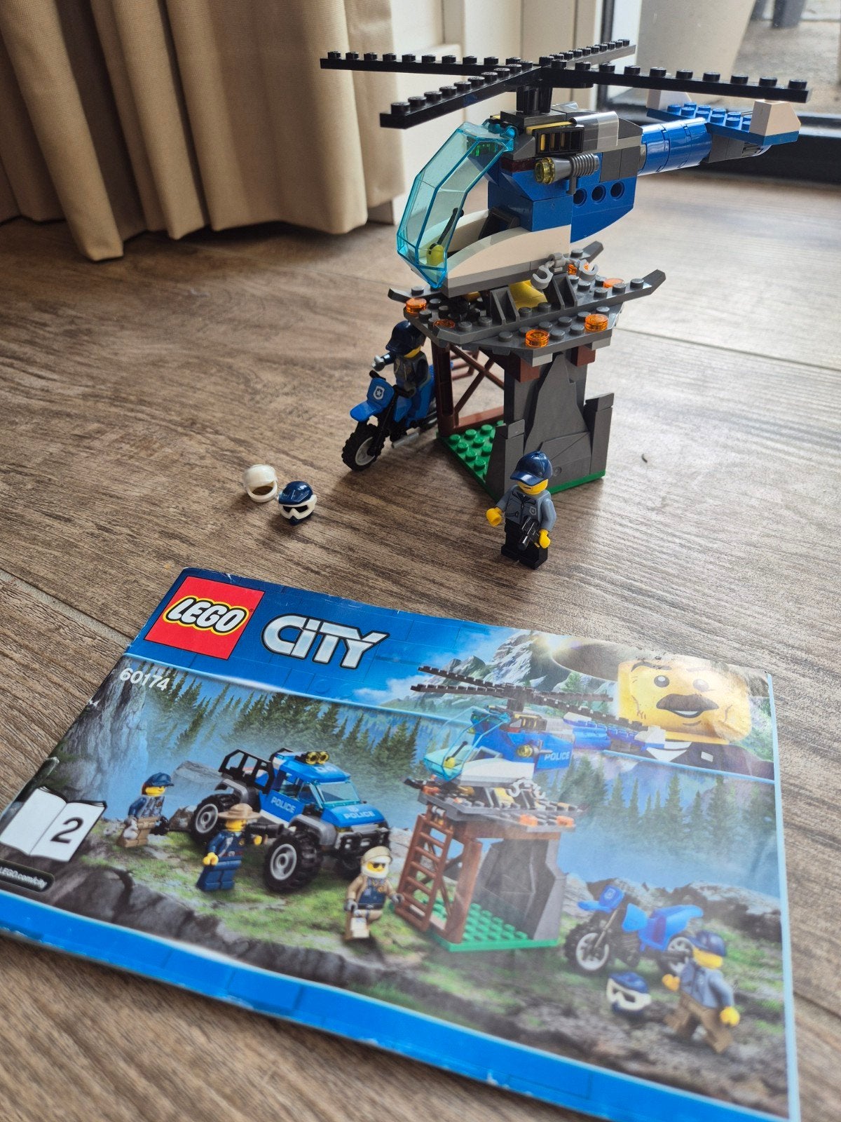 LEGO City 60174 Bergpolitiebureau met helikopter en motor, Ophalen of Verzenden, Zo goed als nieuw