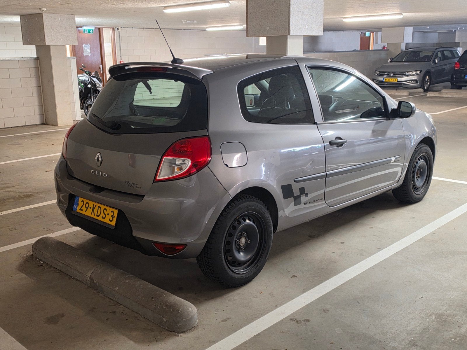 Renault Clio 1.2 16V 75 pk 3D 2009 Grijs, Voorwielaandrijving, Euro 5, 535 kg, 74 pk