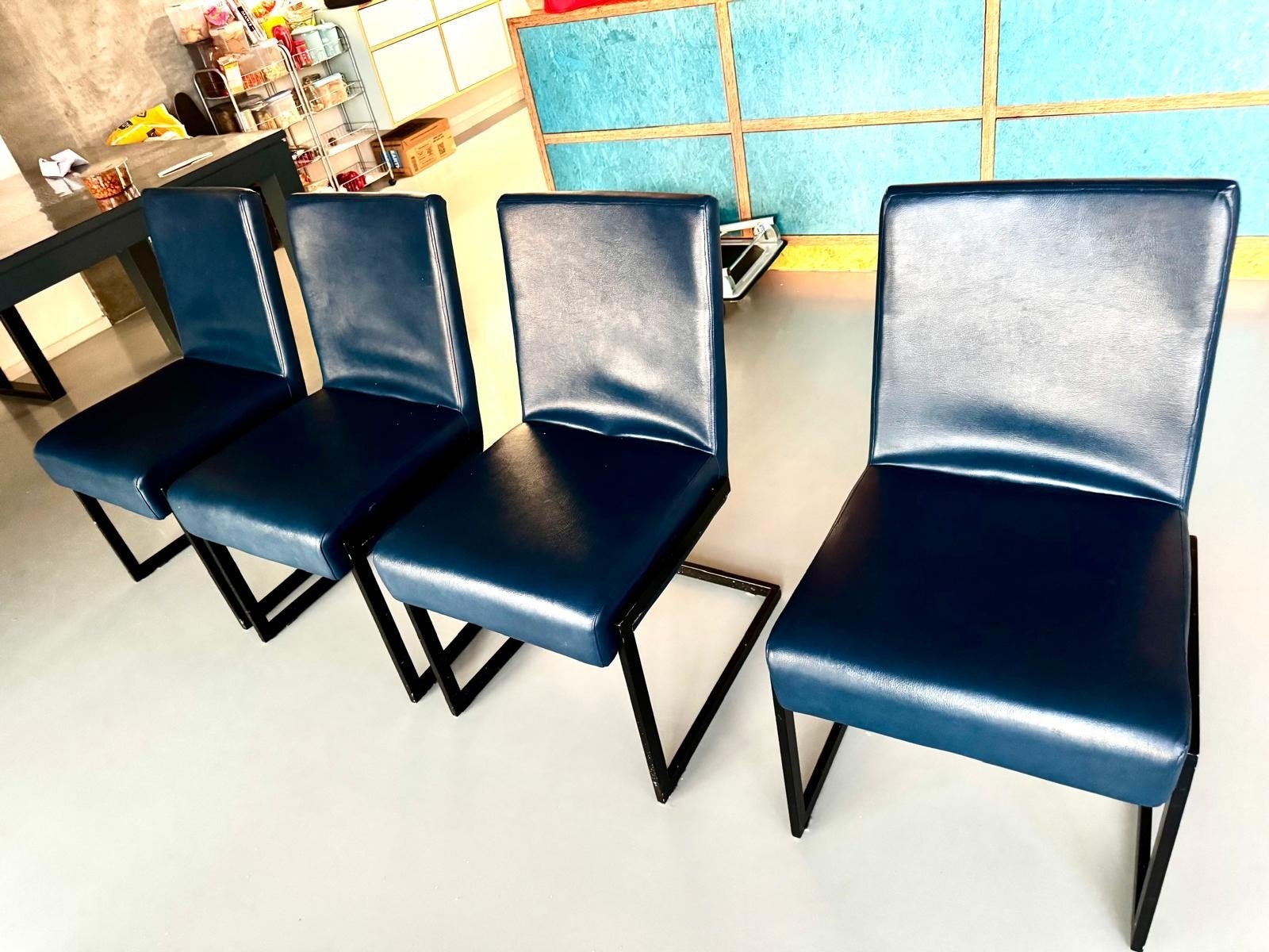 Set van 4 donkerblauwe eetkamerstoelen, Blauw, Zo goed als nieuw, Vier, Leer