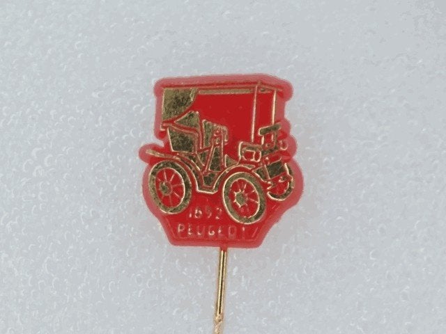 SP1828 Speldje Peugeot 1892 goud op rood, Verzamelen, Ophalen of Verzenden, Gebruikt, Transport