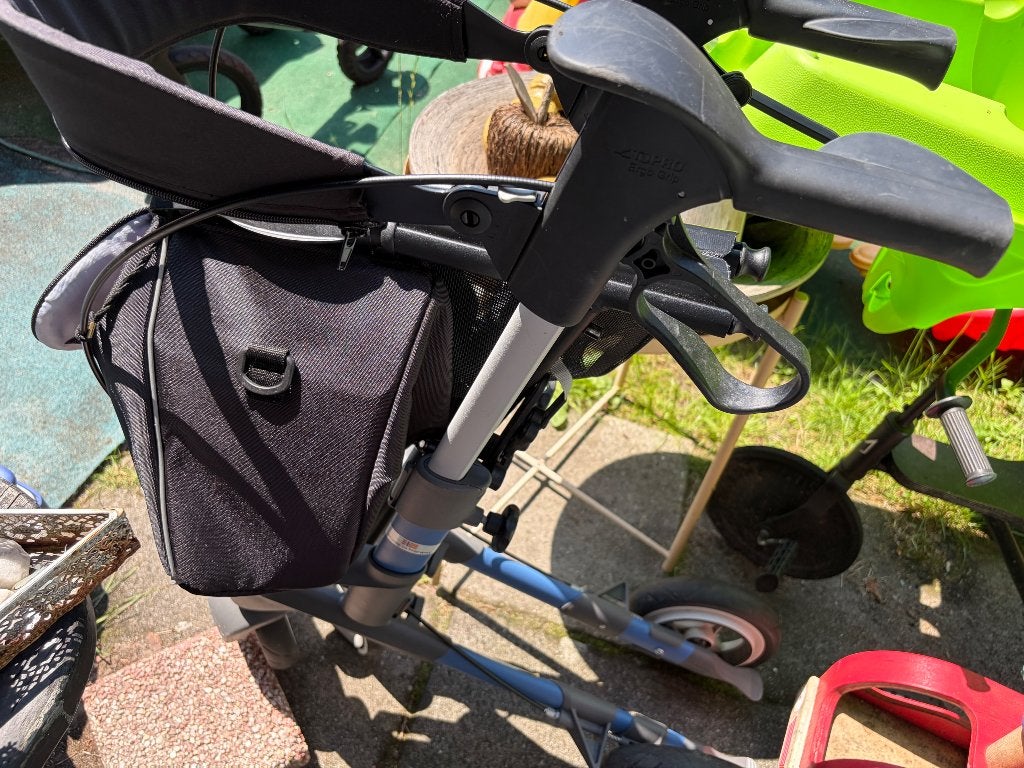 Lichtblauwe tropo rollator, Ophalen, Opvouwbaar, Zo goed als nieuw