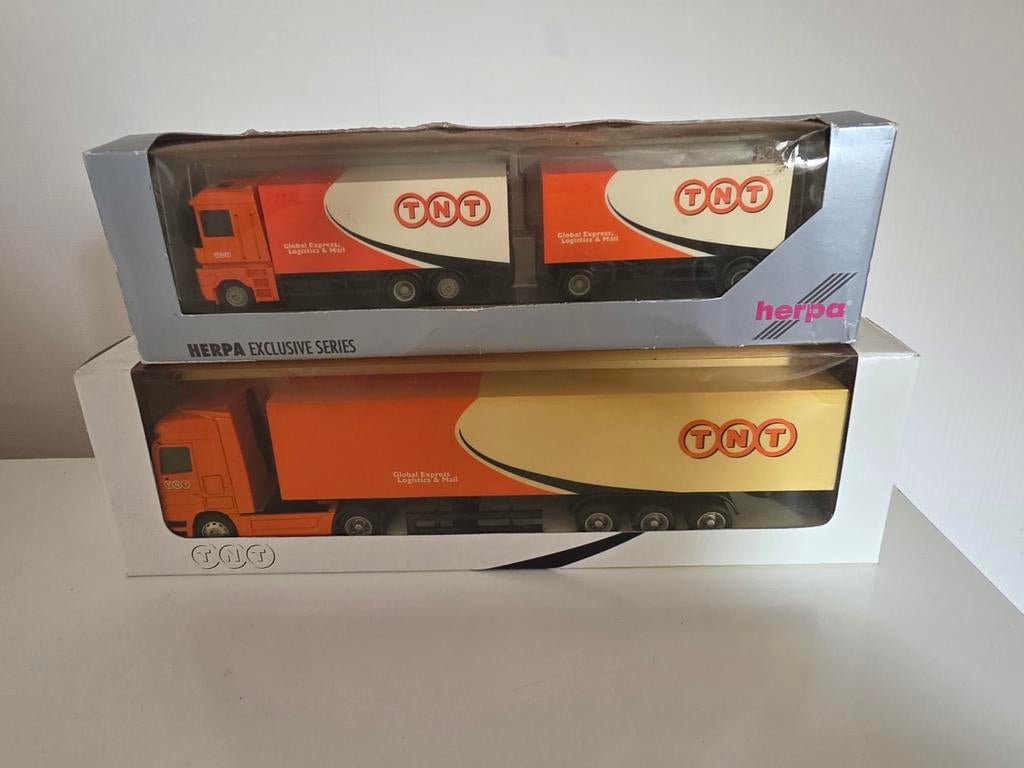 2 Vrachtauto's in doos TNT Herpa vrachtauto, Ophalen of Verzenden, Overige genres, 1 bandje