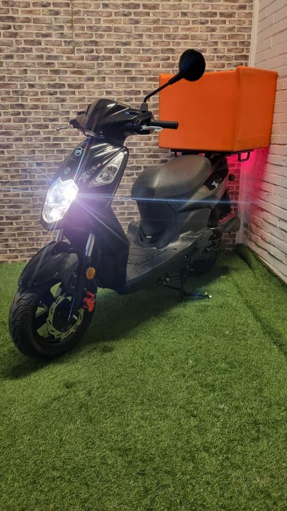 Zeer nette Sym X Pro E4 bezorgscooter 2020! Incl box, Overige modellen, Ophalen of Verzenden, Zo goed als nieuw, Benzine