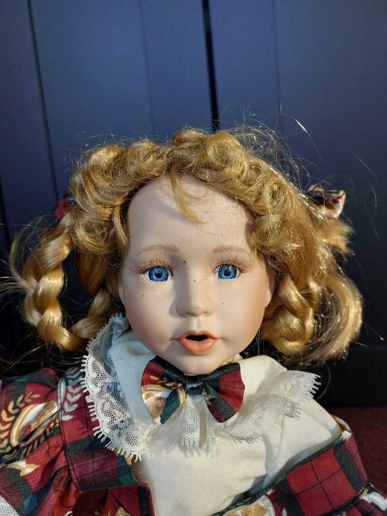 Vintage Porseleinen Pop met Geruite Jurk - Blauwe Ogen, Ophalen, Zo goed als nieuw, Pop