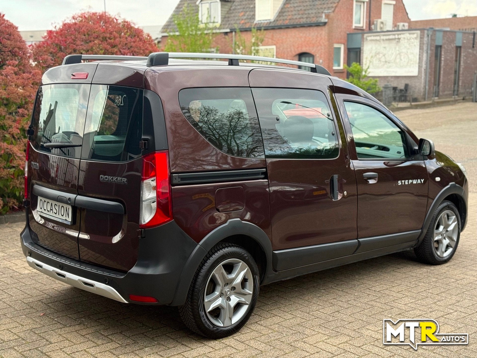 Dacia Dokker 1.2 TCe S&S Série Limitée Stepway CRUISE|AIRC, Voorwielaandrijving, Stof, Gebruikt, Zwart