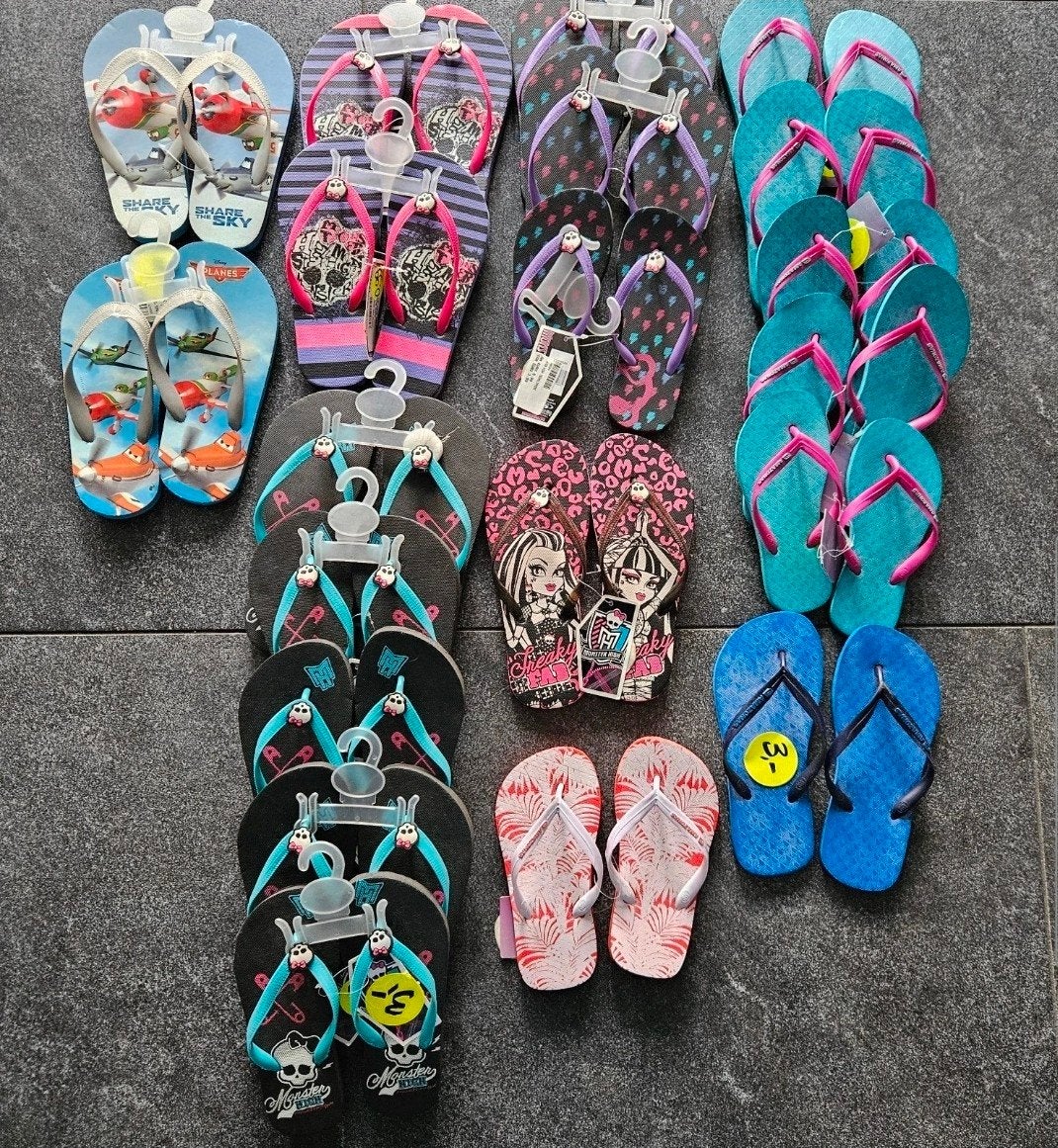 Grote partij diverse slippers - Nieuw, Kleding | Dames, Ophalen of Verzenden, Nieuw, Overige kleuren