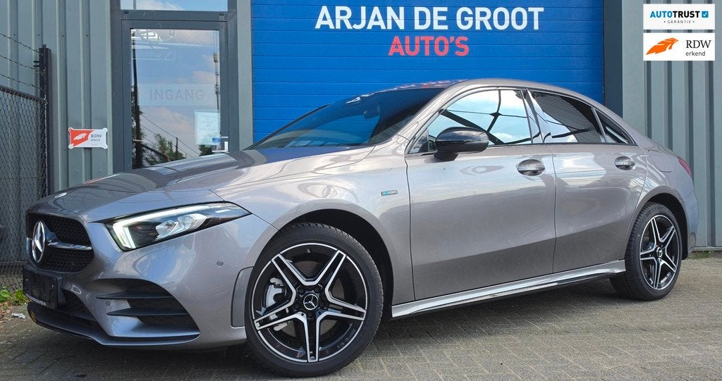 Mercedes-Benz A-klasse 250 e AMG Night pack Sfeer Carplay®, Auto's, Gebruikt, Zwart, Plug-in hybride, Bedrijf
