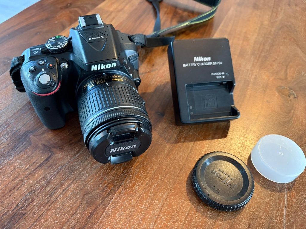 Nikon D5300 met 18-55 AF-P lens en tas, Ophalen, Gebruikt, Ingebouwde flitser, Spiegelreflex