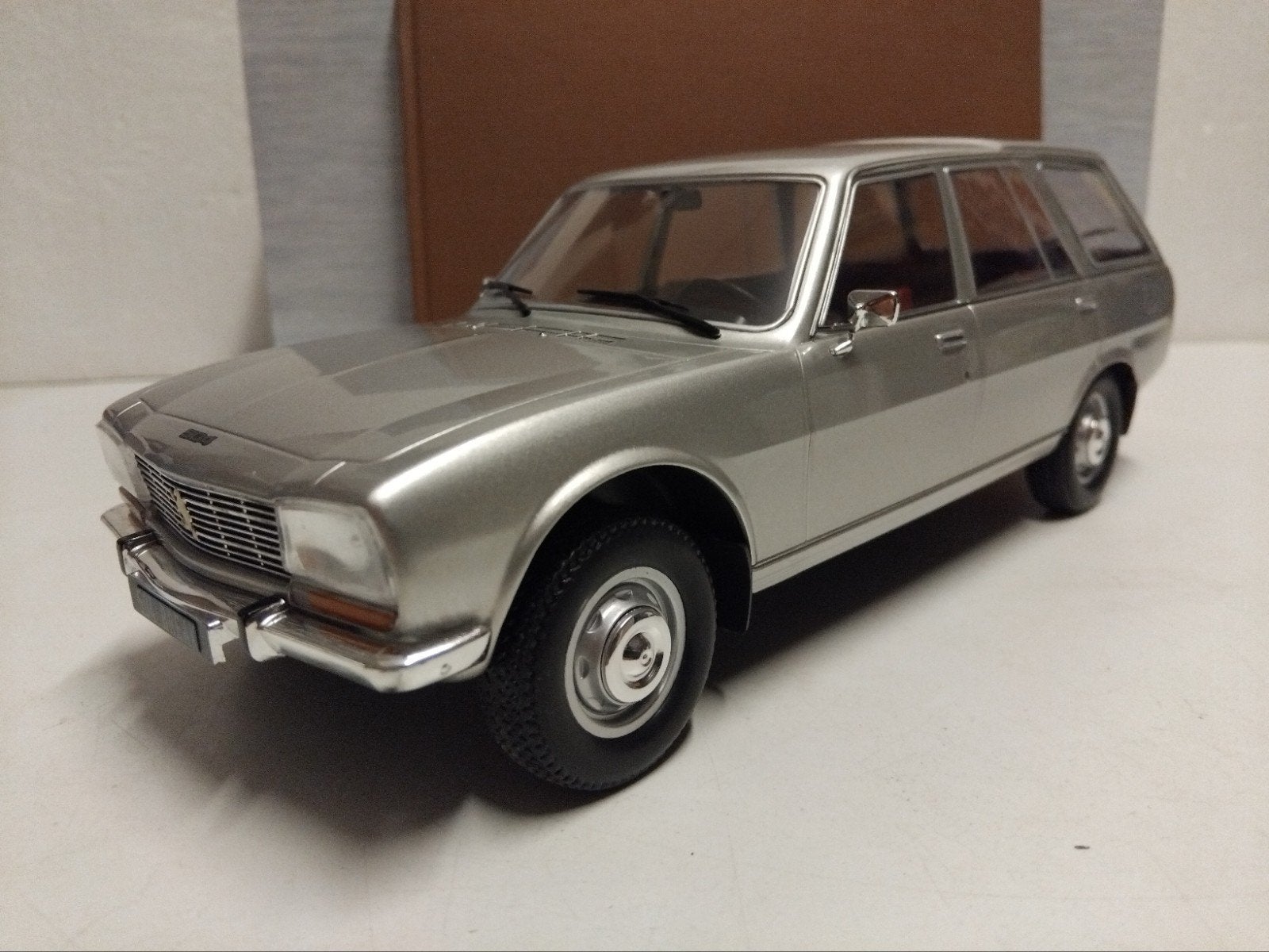 Peugeot 504 Break Station silver Mcg 1:18 KRD, Ophalen of Verzenden, Zo goed als nieuw, Auto, Overige merken