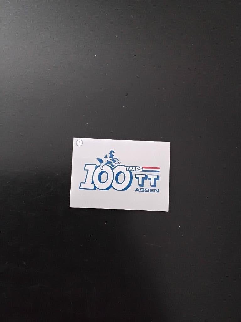 TT assen 100 jaar kleine sticker  5 x 7 cm., Ophalen of Verzenden, Nieuw, Motoren