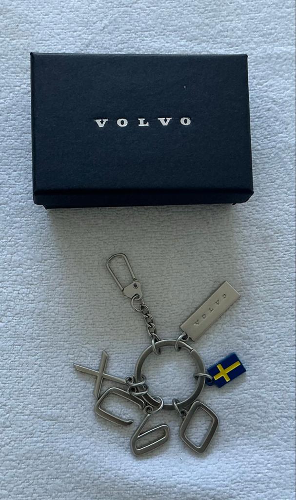 Volvo sleutelhanger met Zweedse vlag en XC60, Ophalen of Verzenden, Nieuw, Merk
