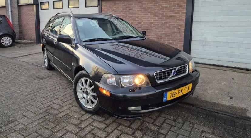 Volvo V40 1.8 2004 Zwart, Auto's, Volvo, 4 cilinders, Handgeschakeld, 1783 cc, Particulier