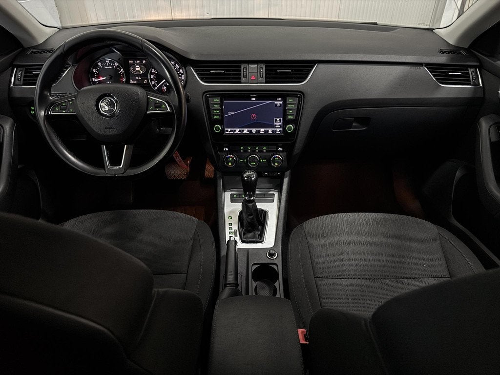 Skoda Octavia 1.8 TSI Greentech Elegance 180 PK AUTOMAAT NAV, Auto's, Skoda, Euro 5, Stof, Gebruikt, Zwart