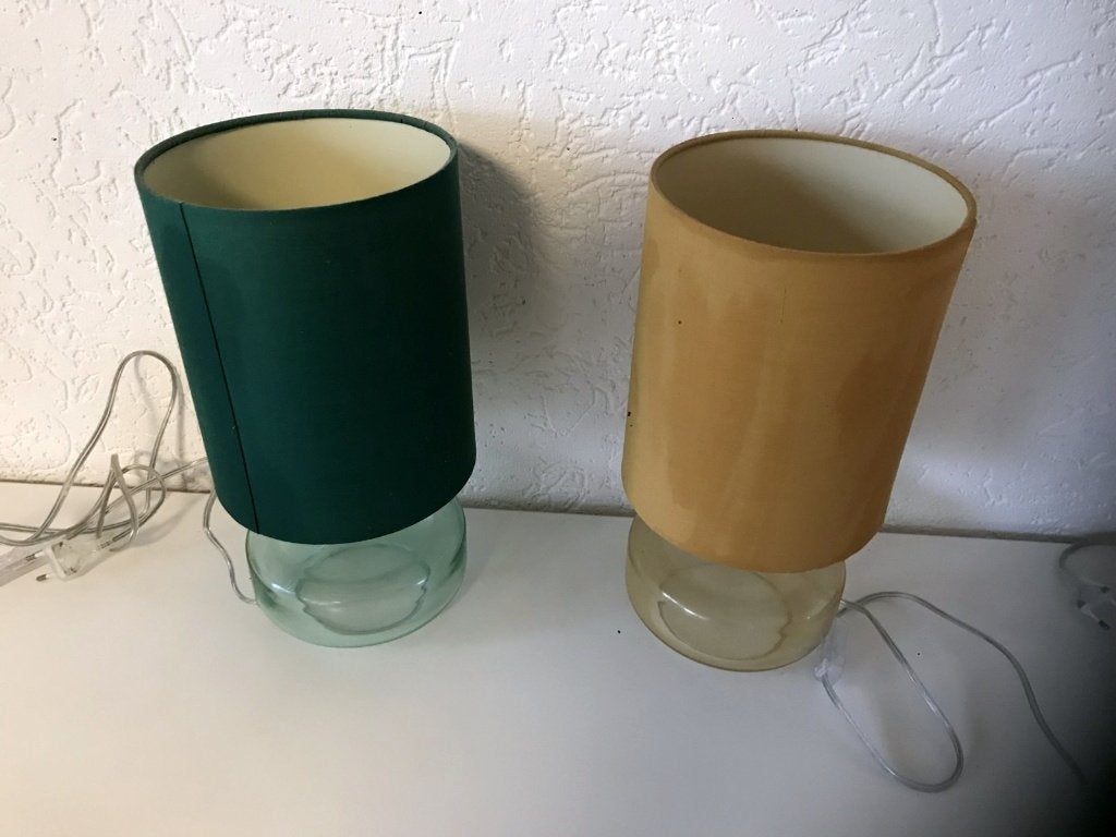 2 tafellampjes met glazen voet (groene en crème kap), Meerkleurig, Ophalen of Verzenden, Gebruikt, Glas