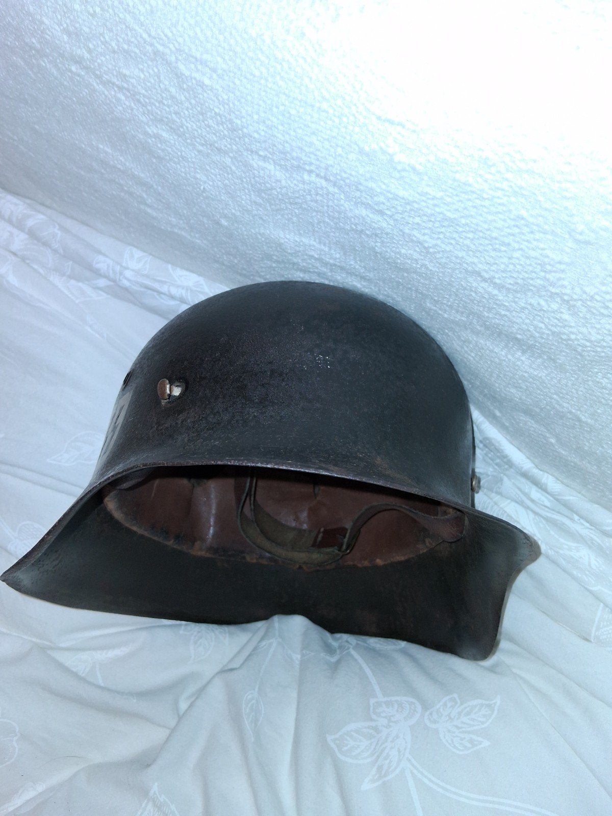 Antieke Duitse Helm Zijkant wit Symbool 2 letters gemerkt., Verzamelen, Ophalen of Verzenden, Overige soorten, Duitsland, Helm of Baret