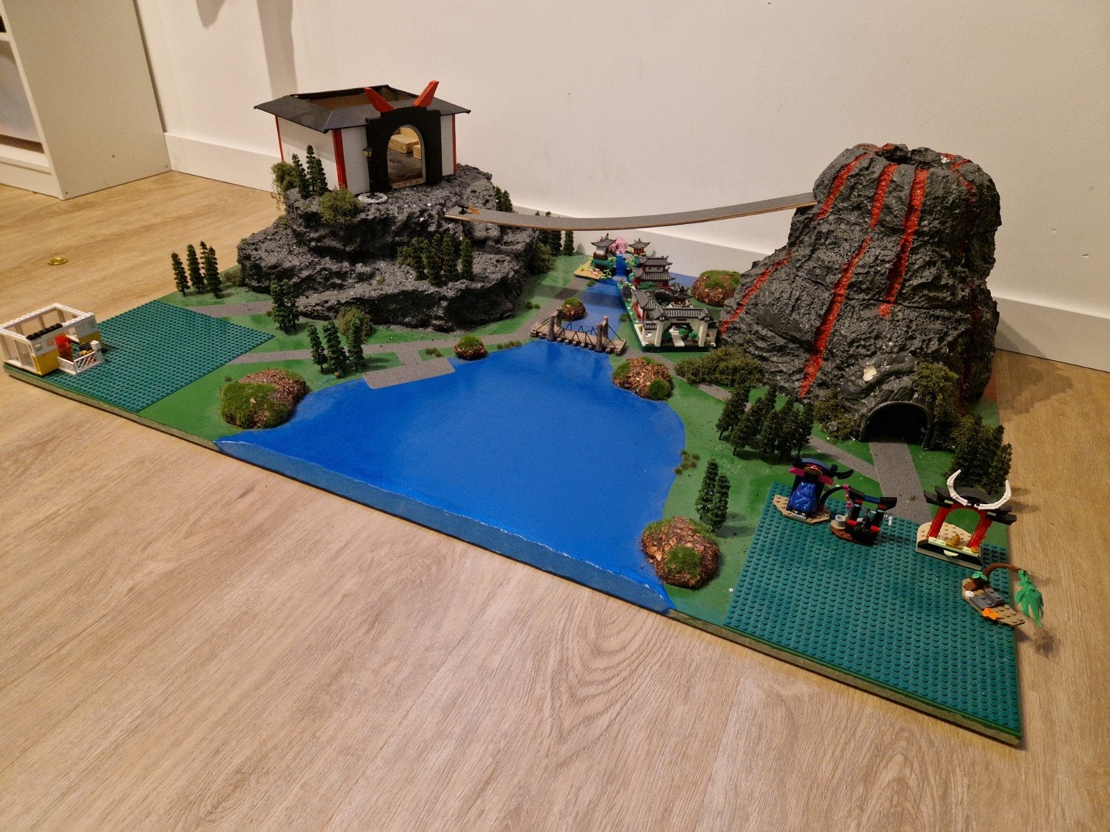 Foto 6 van Ninjago themawereld met o.a. tempels, vulkaan en bouwplaten