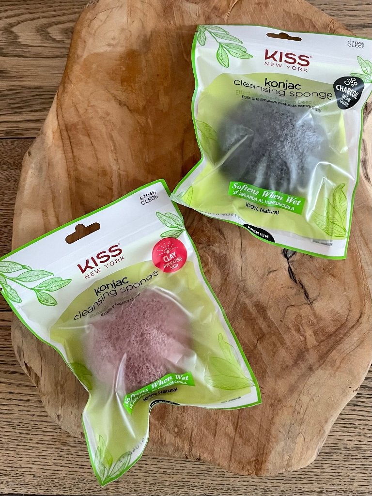 KISS New York Konjac cleansing sponge. Charcoal & Clay, Ophalen of Verzenden, Nieuw, Gehele gezicht, Reiniging