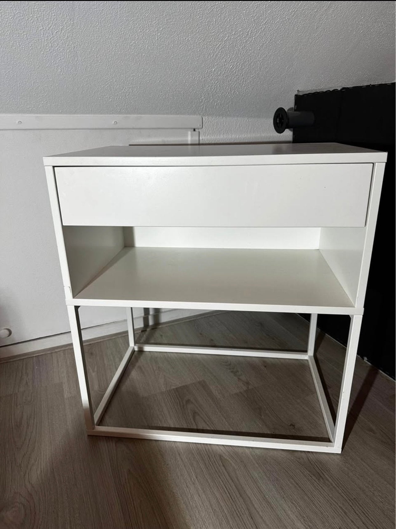 Wit nachtkastje, Huis en Inrichting, Slaapkamer | Nachtkastjes, Ophalen, Zo goed als nieuw, Minder dan 45 cm