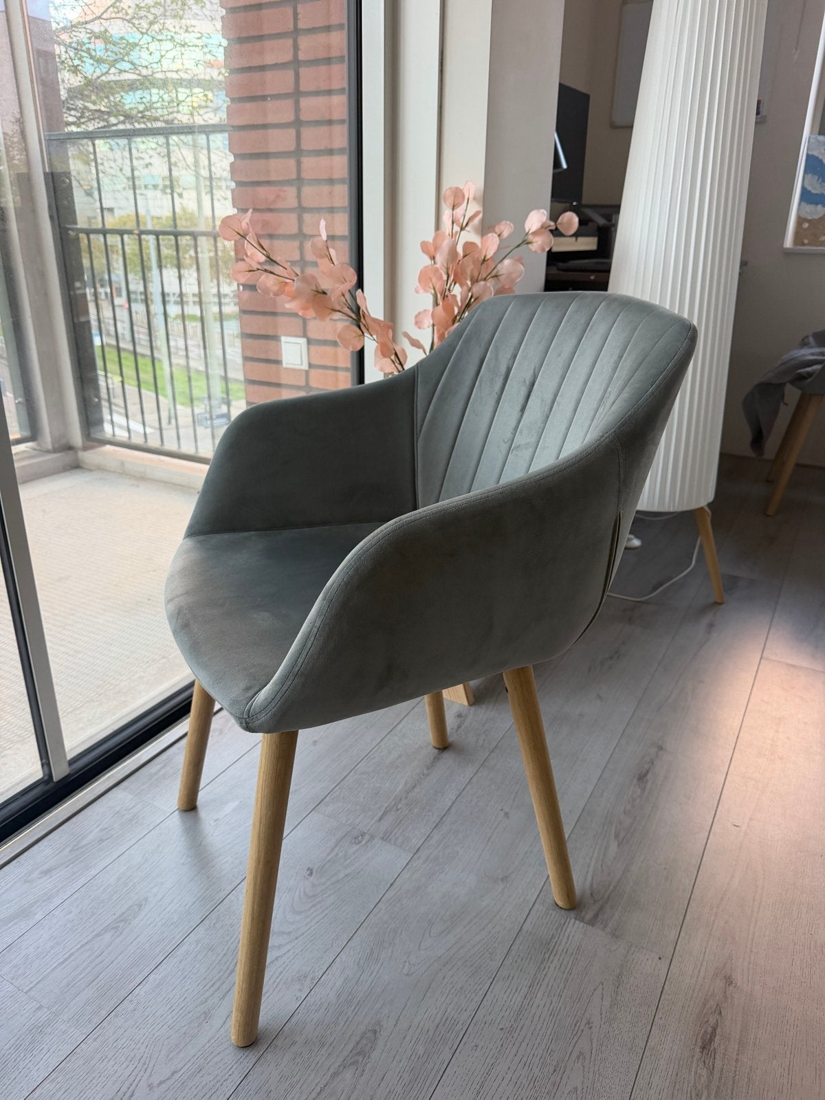 4 JYSK ADSLEV eetkamerstoelen – grijs fluweel, houten poten, Gebruikt, Ophalen of Verzenden, Vier, Grijs
