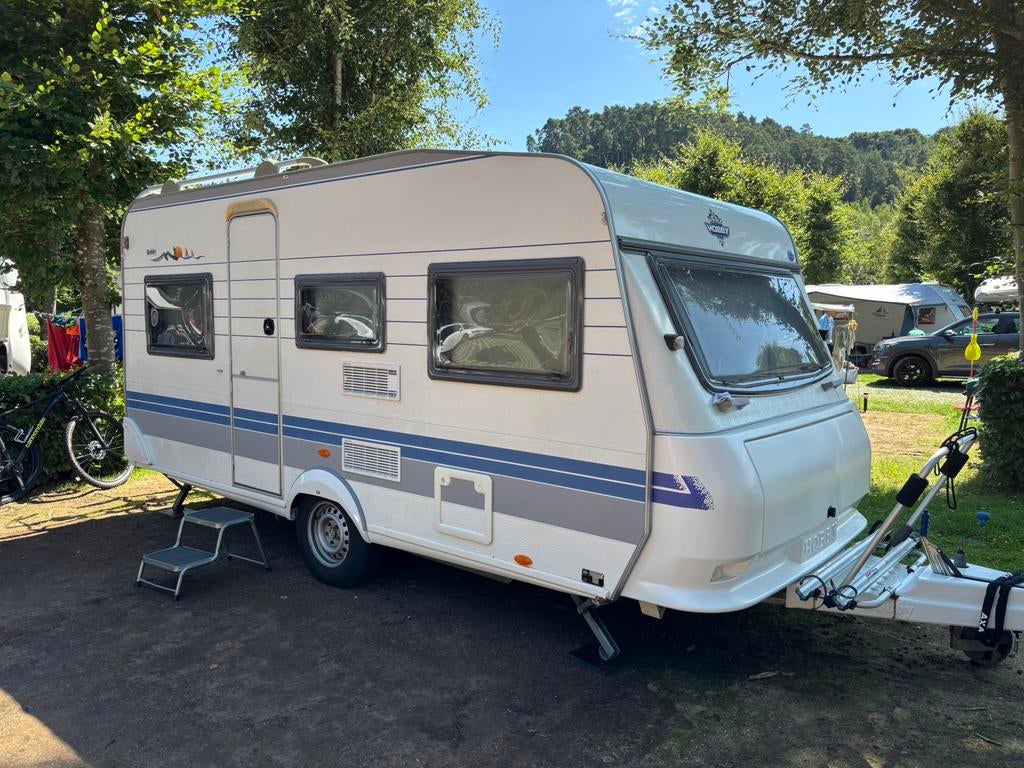 Hobby de Luxe 450 caravan met voortent, luifel en uitbouw, Caravans en Kamperen, Caravans, Vast bed, Rondzit, Hobby, 750 - 1000 kg