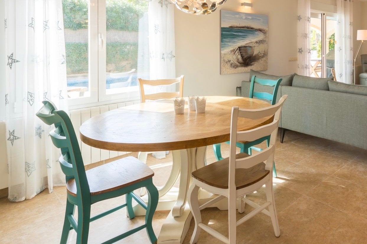 Ronde eettafel met 6 stoelen (4 wit, 2 zeegroen), Ophalen, Gebruikt, 100 tot 150 cm, Rond