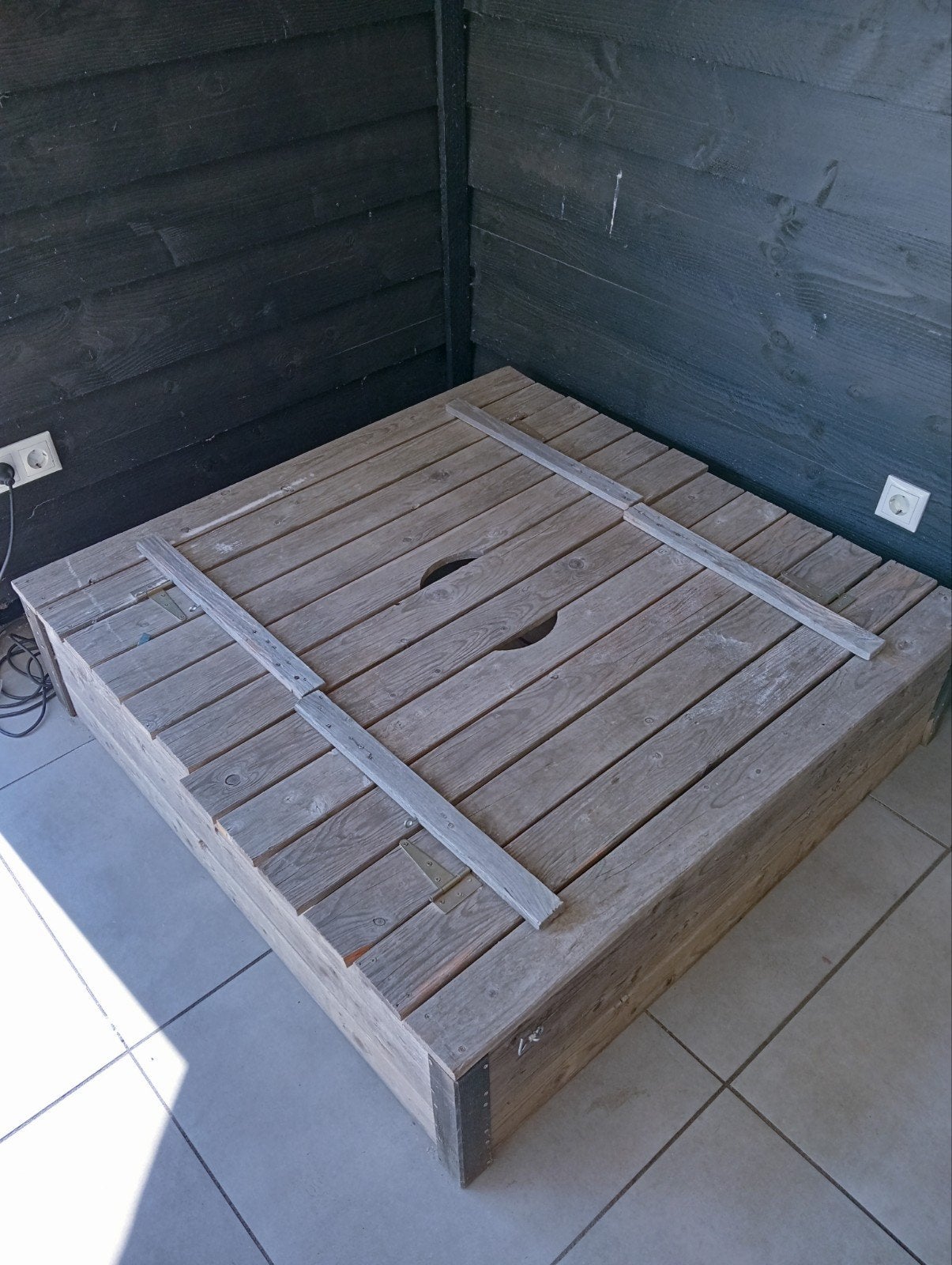 Houten zandbak met zitbankjes, incl schoon zand, Ophalen, Gebruikt