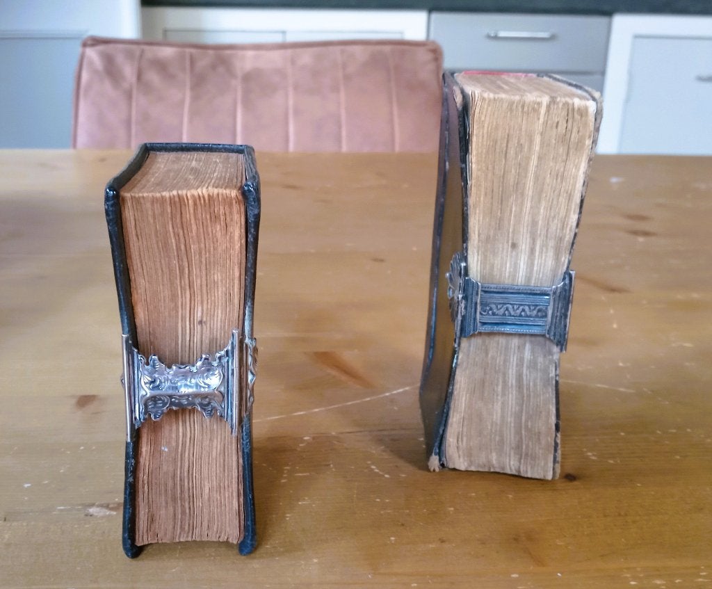 Twee  bijbeltjes met zilveren sloten, Ophalen of Verzenden