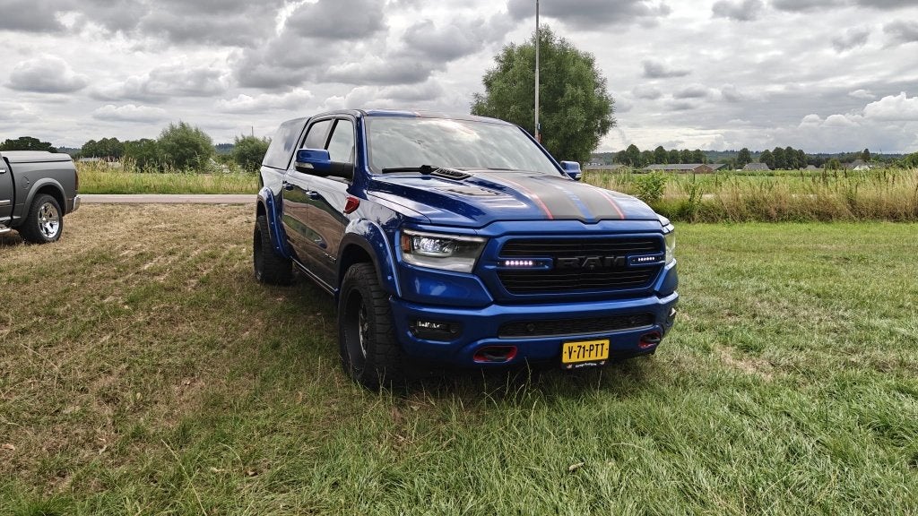 Unieke RAM 1500 Crew Cab V8 | Hardtop in Kleur | Widebody |, Auto's, Automaat, 5654 cc, Parkeerassistent, Blauw