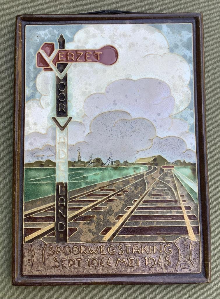 Porceleyne Fles Cloisonné . Spoorwegstaking 1945., Ophalen of Verzenden