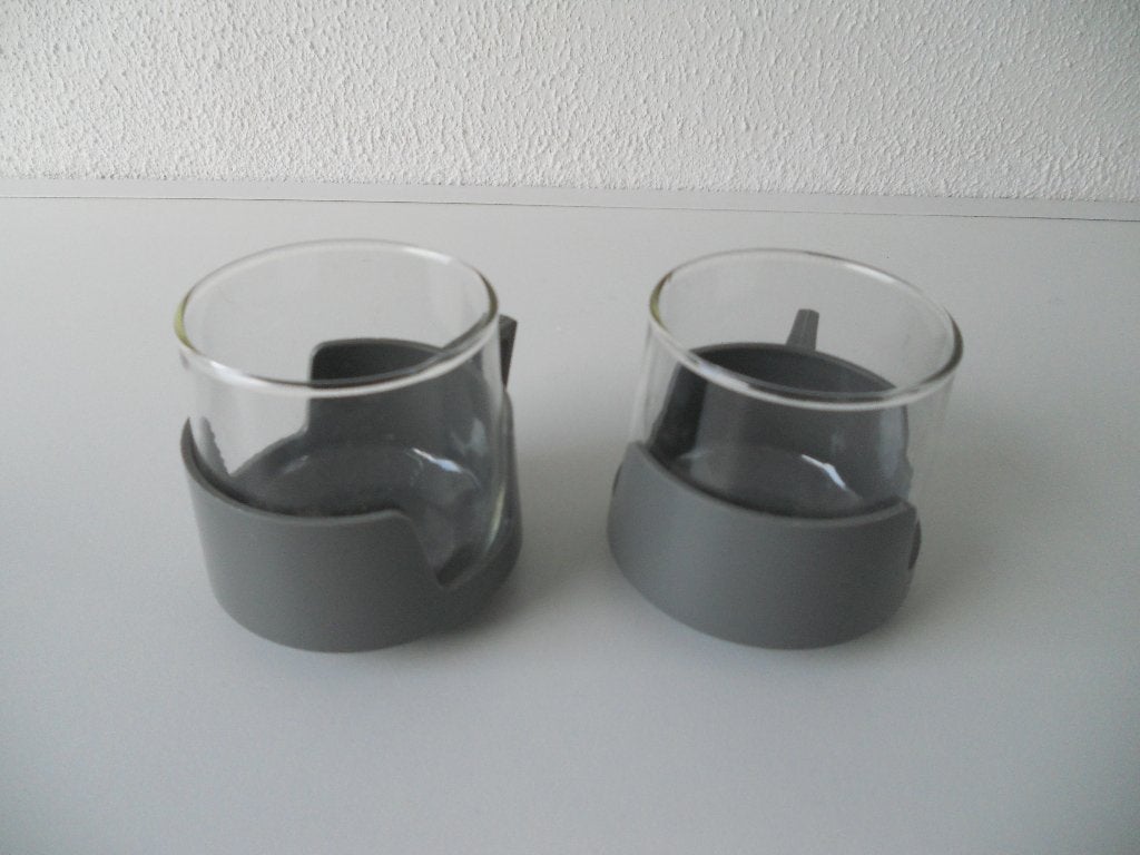 Diverse retro theeglazen met kunststof houder, Ophalen of Verzenden, Aardewerk, Overige stijlen, Bord(en)