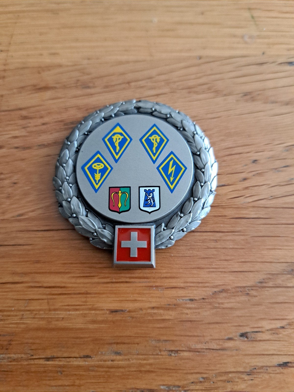 Baret embleem Zwitserland Opleidingcentrum, Ophalen of Verzenden, Landmacht, Overige gebieden, Embleem of Badge